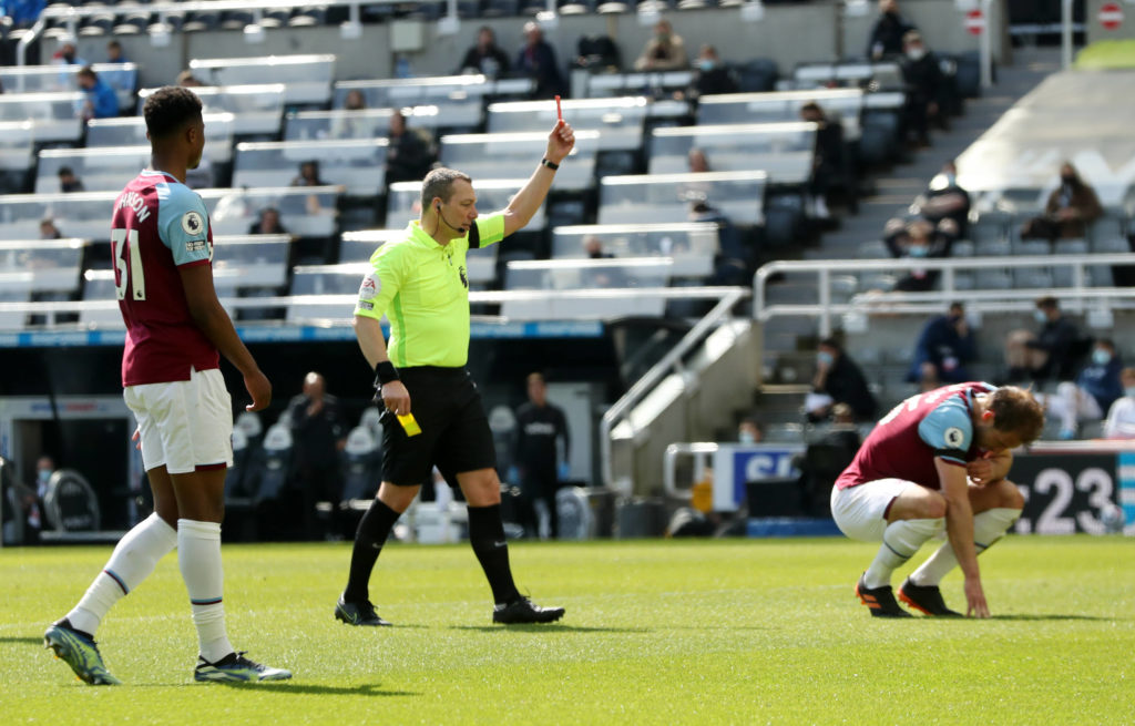 Newcastle United v West Ham United - Premier League - St James Park West Ham United s Craig Dawson is shown a red card by Referee Kevin Friend during the Premier League match at St James Park, Newcastle. Picture date: Saturday April 17, 2021. EDITORIAL USE ONLY No use with unauthorised audio, video, data, fixture lists, club/league logos or live services. Online in-match use limited to 120 images, no video emulation. No use in betting, games or single club/league/player publications. PUBLICATIONxINxGERxSUIxAUTxONLY Copyright: xDavexRogersx 59234111