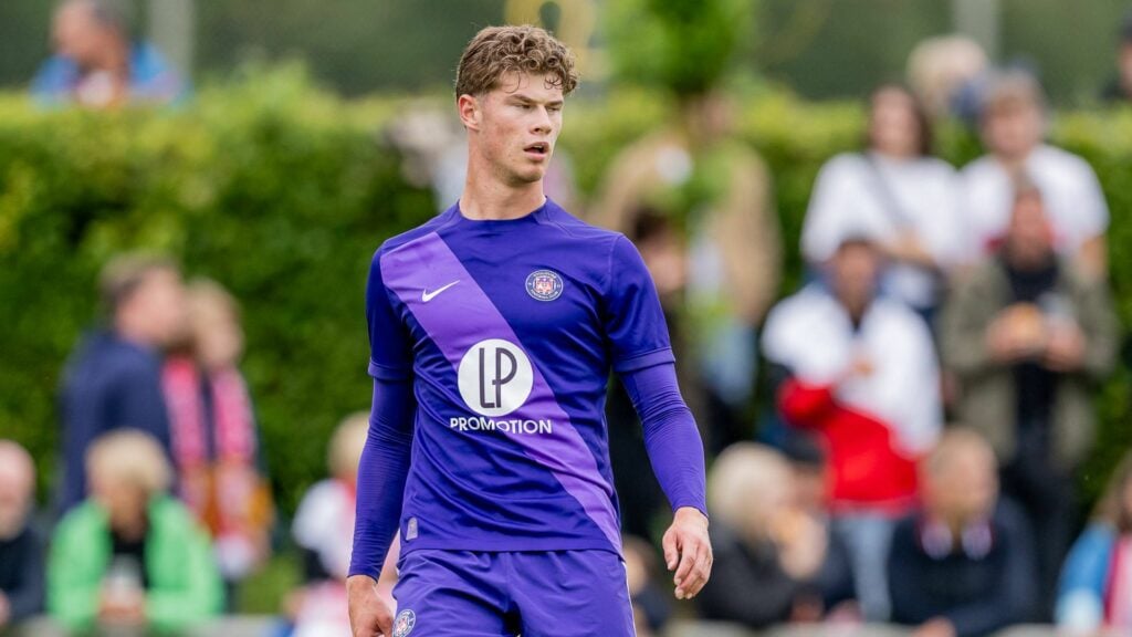 Charlie Cresswell playing for Toulouse