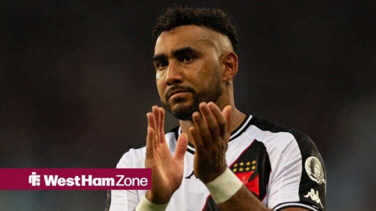 Dimitri Payet of Vasco thanks the support of the fans after the semifinal between Vasco and Nova Iguacu.